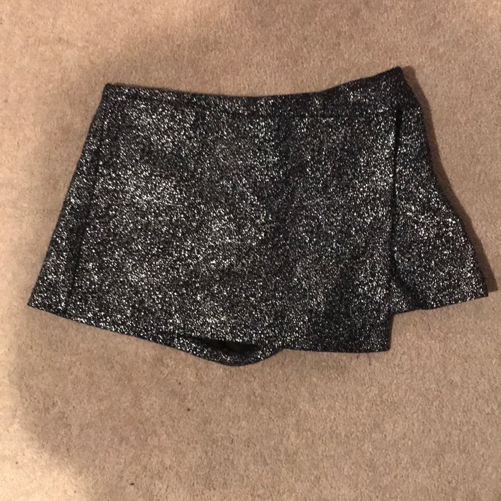 Shiny silver and black skort Aqua Skort size M
